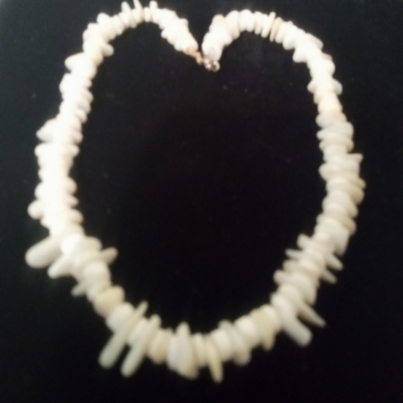 Vintage Puka Chipped Shell Unisex Necklace 16 Inches With Spring Ring Closure - Picture 3 of 4